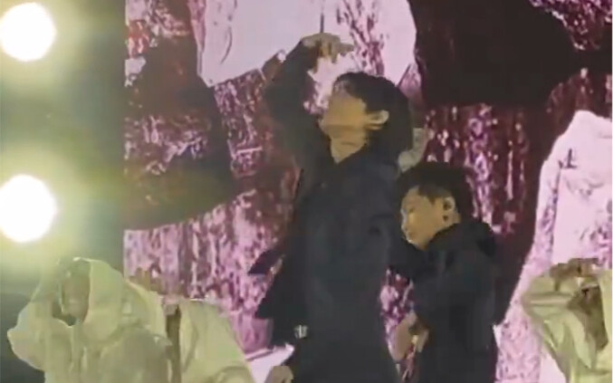 Menari dengan sangat asyik, rasakan langsung tingkat kemampuan tarian anjing ini