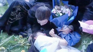 Holy crap, this physical contact is so natural! I'm already shipping them even before the drama airs