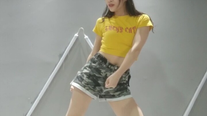 [Basic Jazz Dance Skills - Hip Pushing + Hand and Foot Positioning] The body is pressed on one leg t