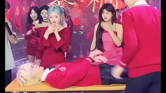 الهجوم المزدوج من الفتاة المباشرة في جهات الاتصال!!! هل هذا حقًا لن يجعل الأحلام تتحقق؟؟