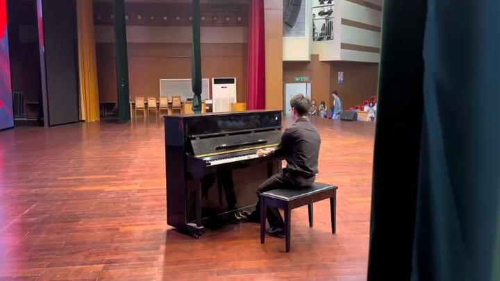 Siapa yang memainkan benda ini di upacara wisuda? Unravel versi piano (live) Versi Paman A