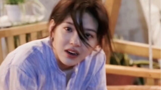 "Rõ ràng là cô ấy đang cười, nhưng đôi mắt lại chứa đầy nỗi buồn."