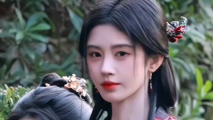Ju Jingyi’s “Moon Scale Chronicle”: Lu Wuyi spots a paparazzo and gives them a sharp look!