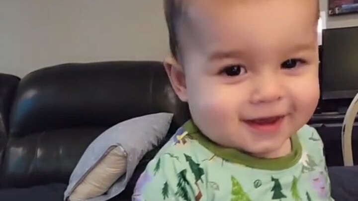 الطفل الرائع لطيف إلى حدّ مبالغ فيه...