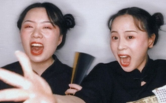 “想当年我们两个 两把扇子 一件衣服 一个手机 一个灯 写个文案 我们的故事就开始了”