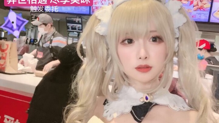 Pemimpin kelompok tersebut bercosplay Barbara di KFC dan berteriak dari pintu masuk konter