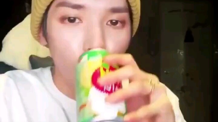 【Lee Tae‑yong】Kok setiap kali kakak ini makan saat siaran langsung selalu gagal terus hahaha hahaha