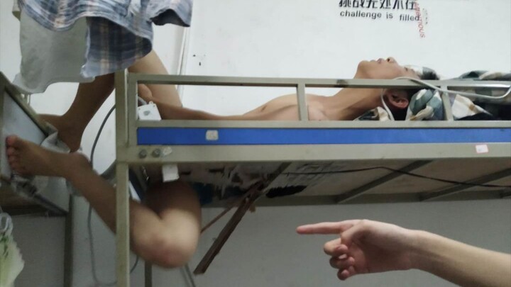 Pose tidur ajaib teman sekamar gaya pertama: kepala terpisah dari tubuh