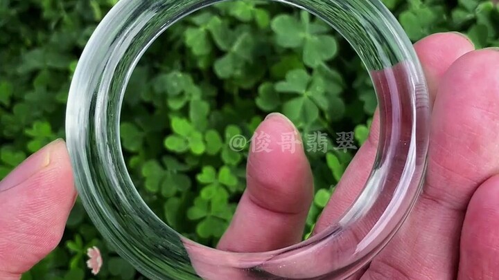 ไม่มีฝ้าย ไม่มีรอยแตก ใสแจ๋วไร้ตำหนิ กำไลแก้วที่ "ปลูก" แบบนี้ คุณคิดว่ามีมูลค่าเท่าไหร่กันนะ?