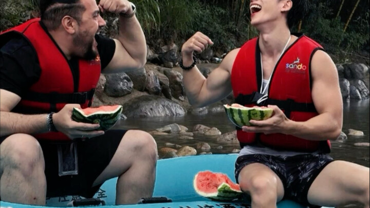 Zhejiang memang kaya banget! Udah pasang lift di gunung, malah pake air mineral untuk arung jeram la