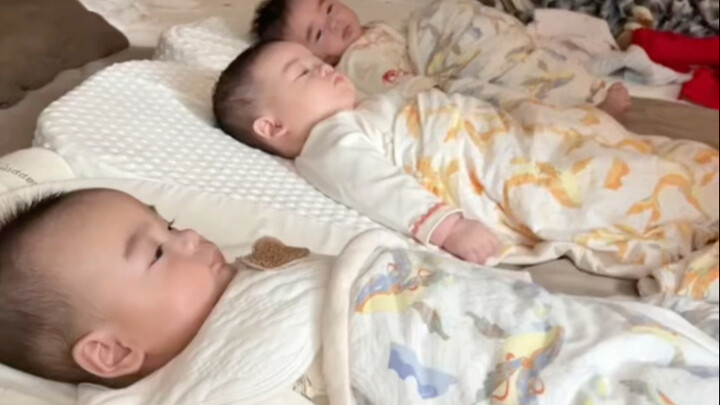 بعد أن يُقبّل الأب طفله