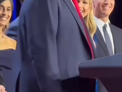 ตอนคุณพ่อหอมแก้มคุณแม่ บารอนก็เบือนหน้าหนี ฮ่าๆๆ