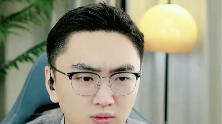 Lawyer Huang could only watch helplessly as his one-yuan-five-fen coin rolled away.