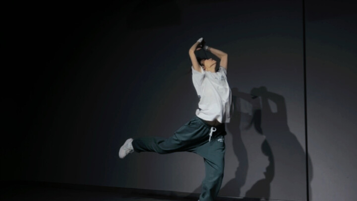 A video of Hwang Hyun-jin practicing with Motley Crew. He really can't dance anymore. His wrists and