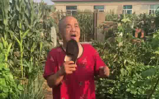 แม่ทูนหัวแห่งโลกอนิเมะร้องเวอร์ชันสเปนเพลง “ถ้าสู้ก็ชนะ” อย่างซาบซึ้งใจ