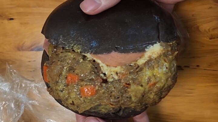 A 23-yuan black-bun burger? I can only call it industrial trash.
