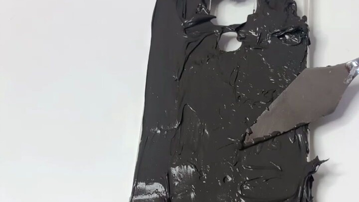 Quá trình chế tác trông bẩn bẩn, ốp điện thoại phong cách tối tăm