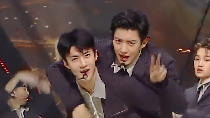 Park Chanyeol, Oh Sehun, kalian di atas panggung juga seperti ini?