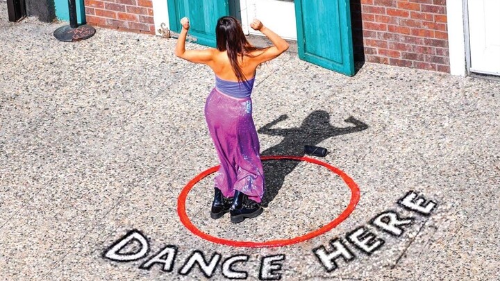 Happiness overflows the screen! How many people will come to dance on a small stage set up on the st