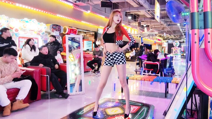 Kakak pembalap, jangan injak gas lagi! Barisan penonton kecil di belakang—nari ulang lagu HyunA kare