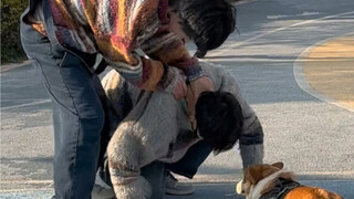 أخي يفهم تمامًا كيف يلتقط صور العناق في عيد الحب.