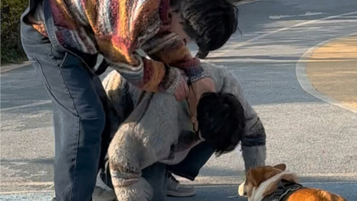 พี่ชายฉันน่ะ รู้ดีว่าจะถ่ายภาพกอดในวันวาเลนไทน์ยังไง