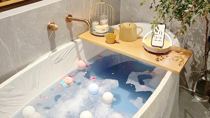 Immersive Bathing | The Sense of Ritual in a Sophisticated Woman’s Bedtime Routine