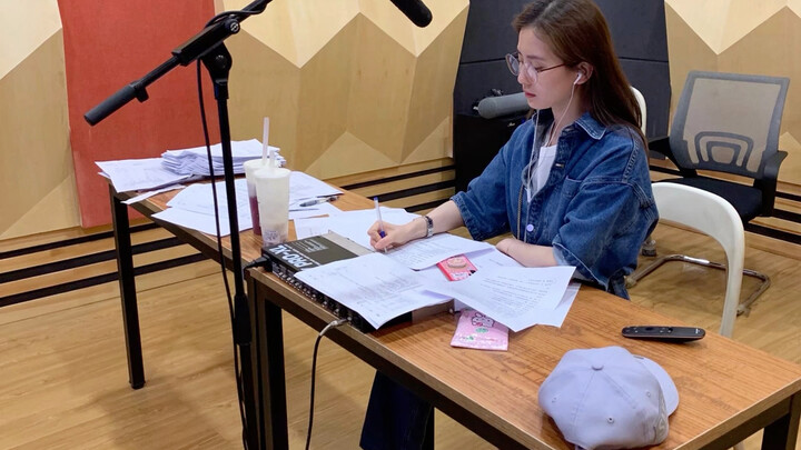 Liu Shishi/Adik yang serius melakukan dubbing