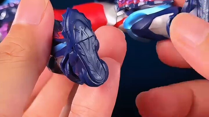 Better than food and toys? "Stealing color + goods not matching the picture = word of mouth?" Bandai