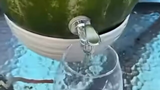 มาดูกันว่าชาวอเมริกาทานแตงโมในฤดูร้อนกันอย่างไร