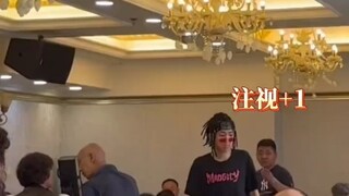 男生脏脏辫潮流穿搭参加好友升学宴成全场焦点：一入场家长基本都在瞅他 #社牛 #年轻人的活法 #潮流