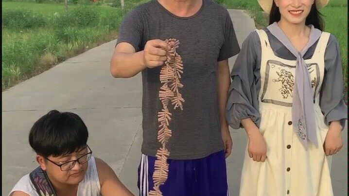 เพื่อนร่วมงานไปต่างจังหวัด ขอให้คุณลุงใจดีช่วยดูแลภรรยาของเขาหน่อย พร้อมสอนทุกคนถ่ายรูปฉลองให้มีความ