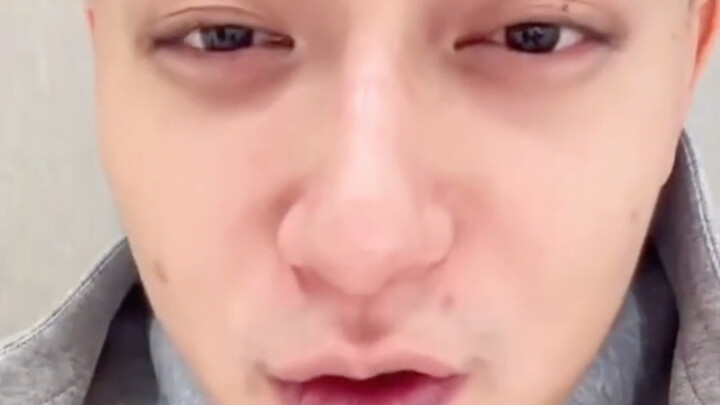 بعد الزواج، تبدو شي يي يانغ متألقة ومشرقة، بينما هوانغ تسي تاو يبدو متعبًا ومكتئبًا وبوجه مليء بالبث