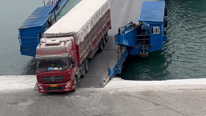 Xe tải lớn lúc khởi hành bị khựng một cái, hết sạch 20 tệ tiền dầu…