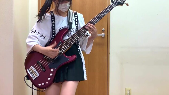 الأخت الصغيرة تعزف الباس بشكل رائع وحيوي، إذا فتحت ذراعيها، ستقفز من الشاشة مباشرة إلى حضنك!