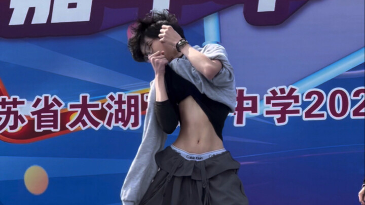 killinitgirl4k live shot | Two people's school performance caused equipment to scatter all over the 