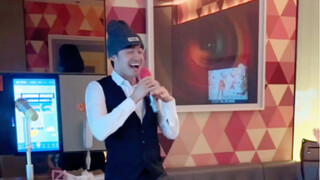 Aku berpura-pura menjadi pelayan KTV dan masuk ke kamar orang lain untuk menyanyikan rap