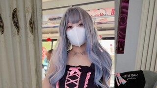 公交车遇到一个cosplay的小姐姐。