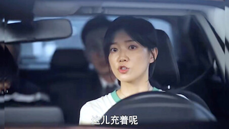 Dalam satu mobil ada empat kelas sosial, dan sopirnya jelas bukan orang biasa.