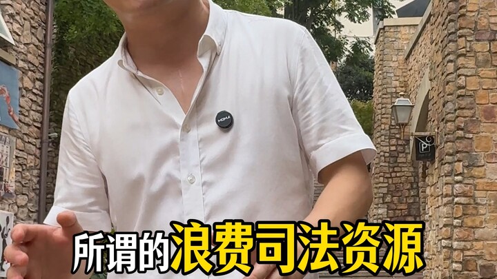 Lại bị nữ luật sư chê bai rồi, lẽ ra luật sư không nên tự kiềm chế hơn sao? Trả lời thì cảm giác như