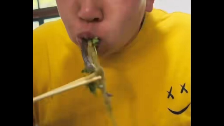Is Sister Yu making delicacies with moldy sauerkraut? The taste is just right.