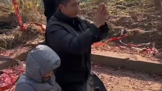 The boy made a wish at the ancestral memorial ceremony when his mother came over with a branch. This