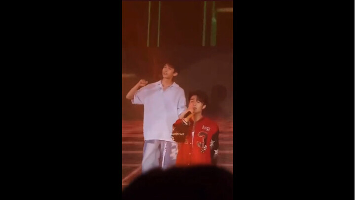 لقد التقى لين مو ويِن هاو يو في تايلاند، وهناك بالفعل حلقة إضافية من into1