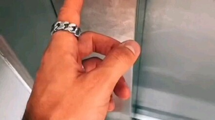 [Park Chanyeol] [Oh Sehun] Ladies, should I get on this elevator or not?