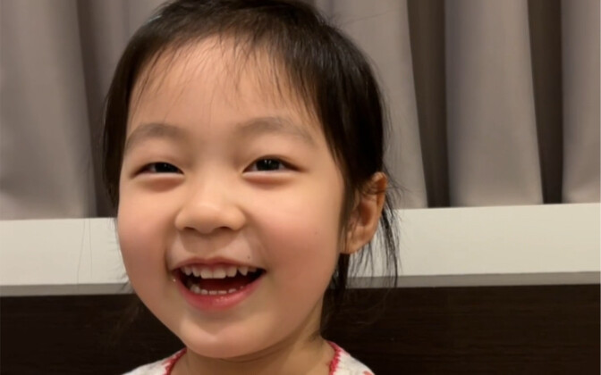 Khi lớp mẫu giáo ở Thái Lan có bạn mới, hành động ấm áp của cô con gái