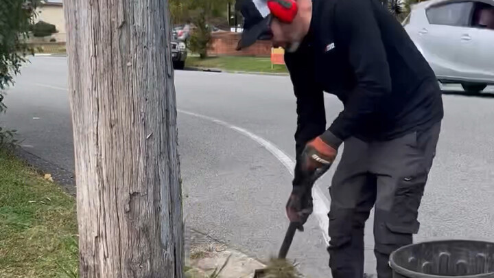 Australian workers cleaning!