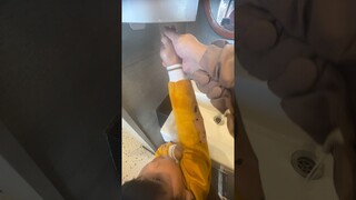 Cuci tangan atau main air?