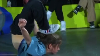 小女孩一招街舞动作 练的太夸张了