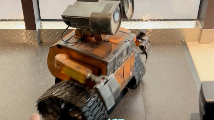 Sejak saya membuat Wall-E dengan tangan, hidup saya mengalami lompatan kualitatif lagi. Anda tidak b