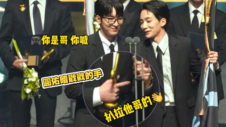 He’s been in the army so long he’s forgotten how to be an idol, hahaha. Before we even get to the ch